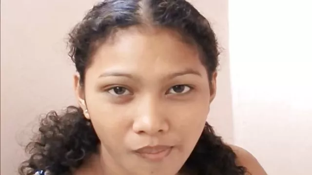 彼女のヌーディストだ休みの小さなキャンプはビーチ