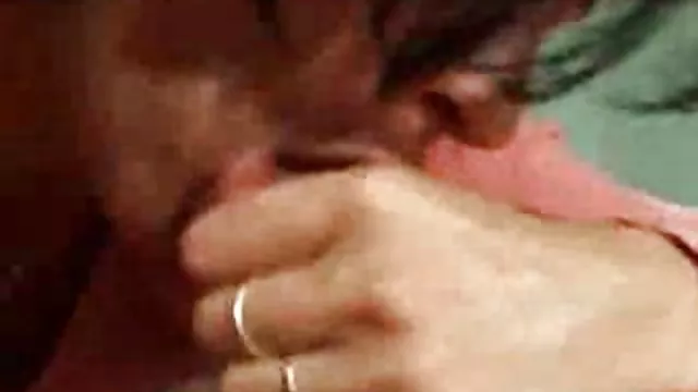 若い細homosexuals masturbateのレザーソファ