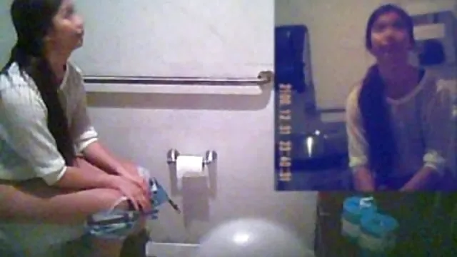 若い女の子にfishnets Fucksを滑り、ストラップに