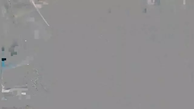 Fitロシアの大幅Fucks彼氏とストラップに体育館でのトレーニング