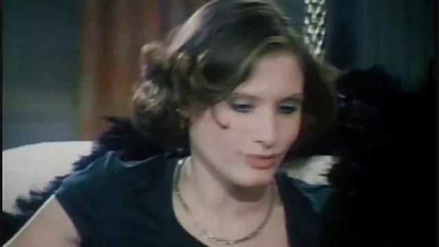 女の子とスリムな身体またはその男の車との出町