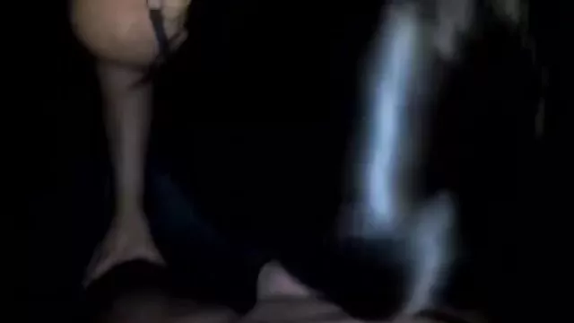 老若暗肌の赤ちゃんの後、ヌードショットでの親密さ