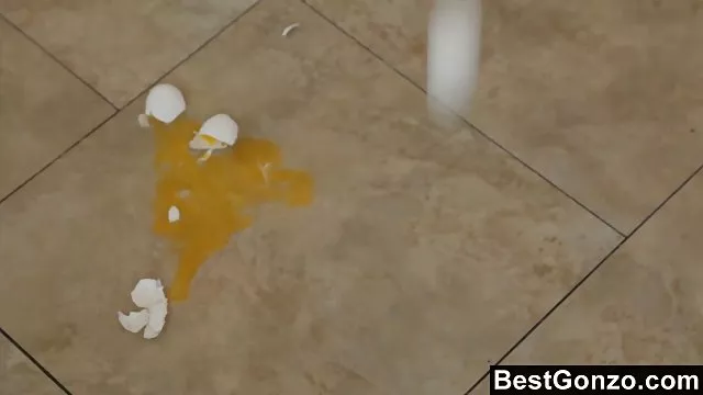 若いロシアベイブリMasturbates水マットレス