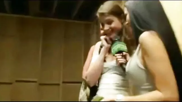 二つのロシアBabesをご賞味吸い込んだのビーチに面