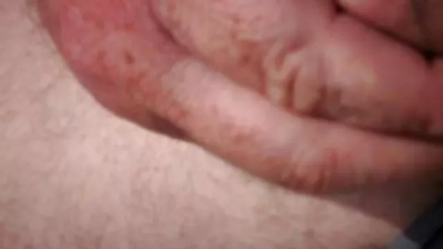 成熟したニワトリのマスクFucks若い黒人男性が