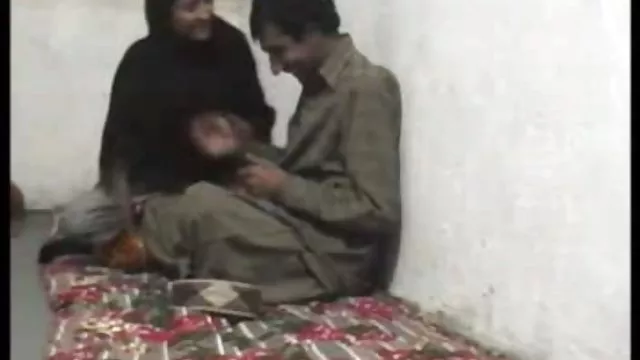 Busty女性bodybuilderストッキングmasturbatingとバイブレータ