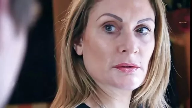 美少女undressesの前にミラーはそのおっぱい