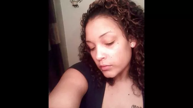 ロシアのカップルが人里離れた場所は森の中で弄