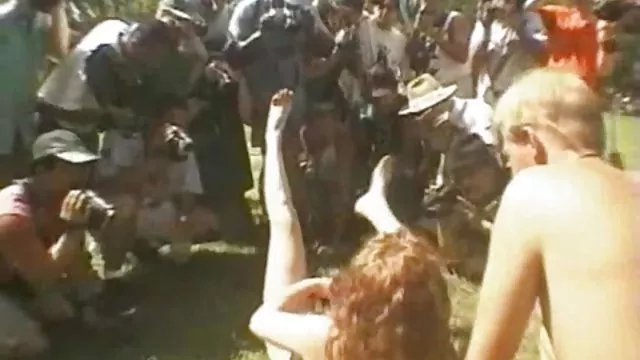 Slut近くに海岸近masturbatingの商品に黒のラテックススーツ