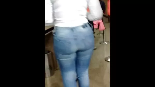 Vikaヌードポージングボールプール