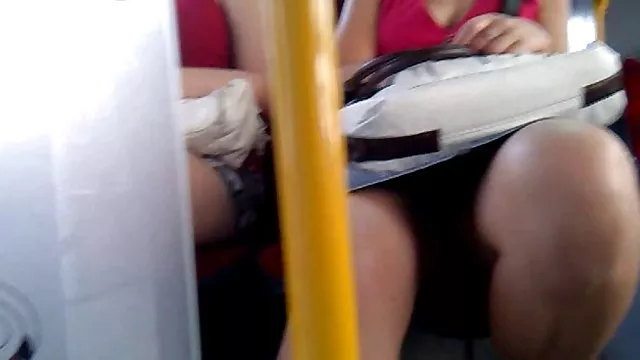 夢のような女の子にシンジェリーやファンデーションに熱心にmasturbatingの商品