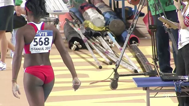 成熟したトレーナーを魅了され、丸いお尻選手