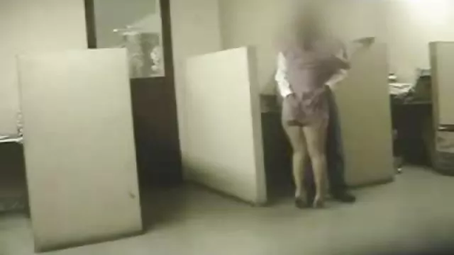 男は躊躇しに見えるの裸の事務局長