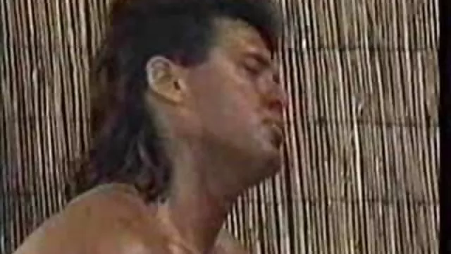 少年の長いちゃお尻の二つのスレーブ