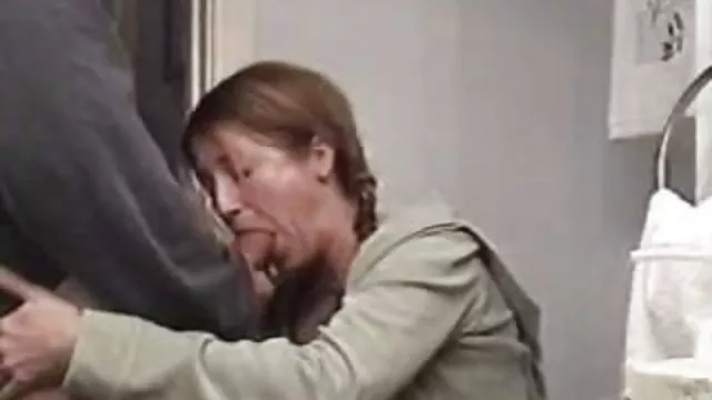 男の子の挿入深く彼女の口Pelagiaのペニス