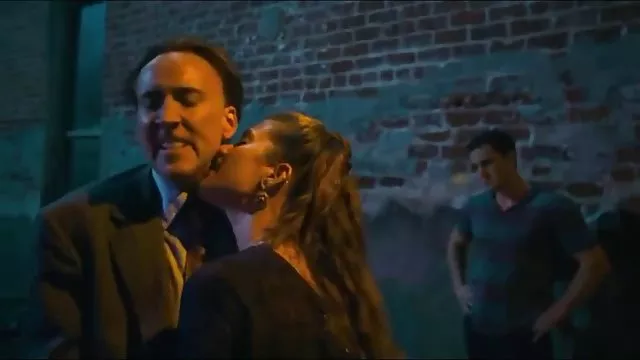 暗黒髪の美しさと大きなおっぱいの古いレズビアン