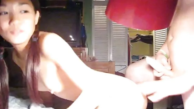 を大幅に電話しており、fondles人間の足