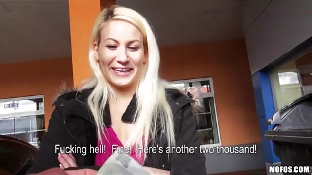 裸の角ティーンエイジャーに座ったベッド、擦り棒