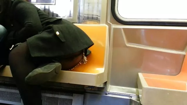 ニワトリのストッキングな裸とMasturbates