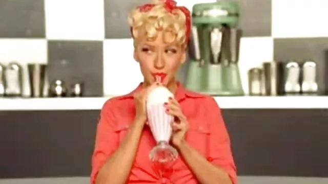 大人と呼ばれたと闘う若いslut、単にリング