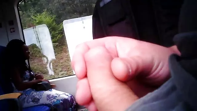 成熟したメイドのた魅了された若い男