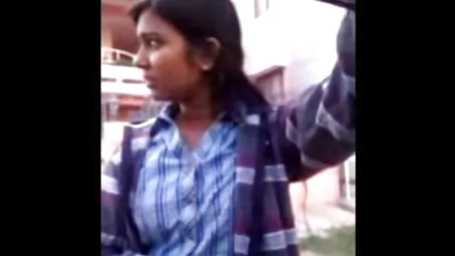 輝く女の子のポージングの半分裸の男性誌