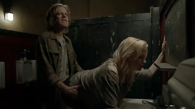 かわいい女の子ルーシーを熱心にFucksプールの