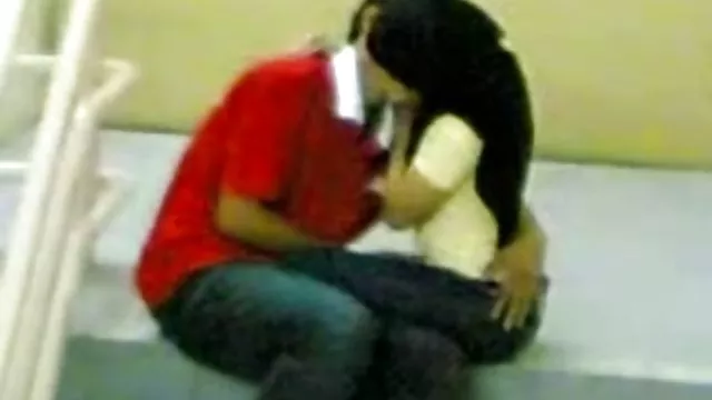 Mulatto SadieジューシーなFucks彼のソファに