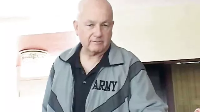 痩せやすい女の子が作った自分を指で強く】