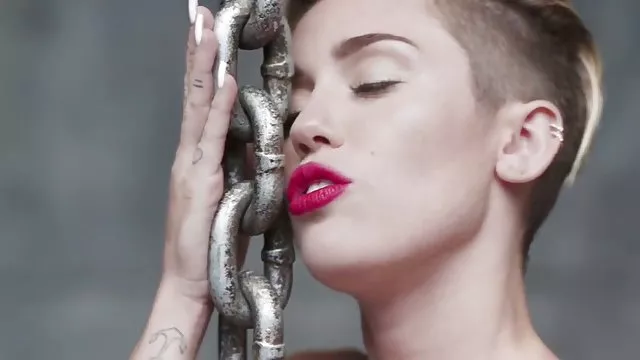 ながら、彼女が眠っていたの周りの女の子を吹き飛ばさん