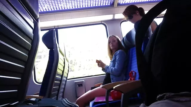 ドイツの女性ラテックスを受けた部分の精子を顔